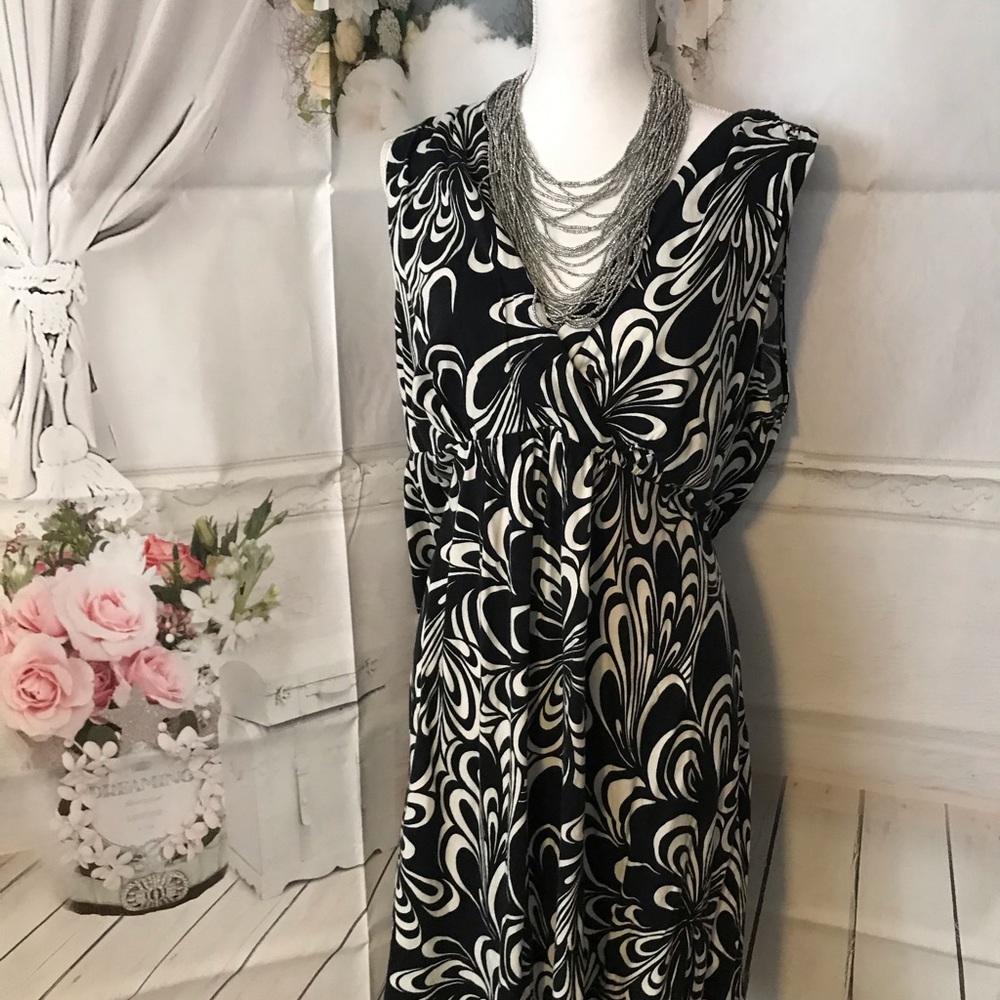 Black White Maxi Dress 1X V-Neck Sleeveless
